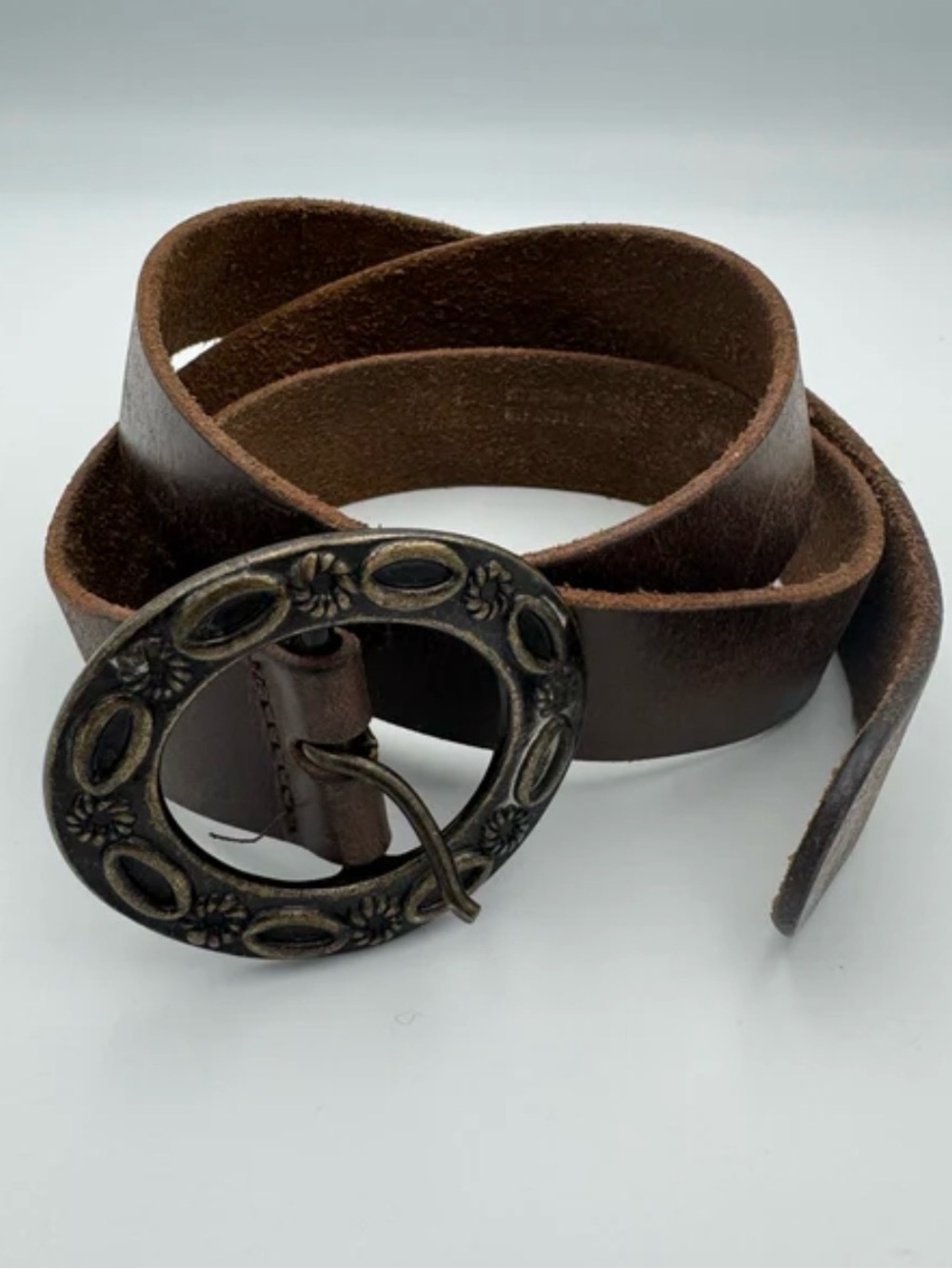Garnet Hill rich brown leather belt with ornate gold tone oval buckle. Sz Medium